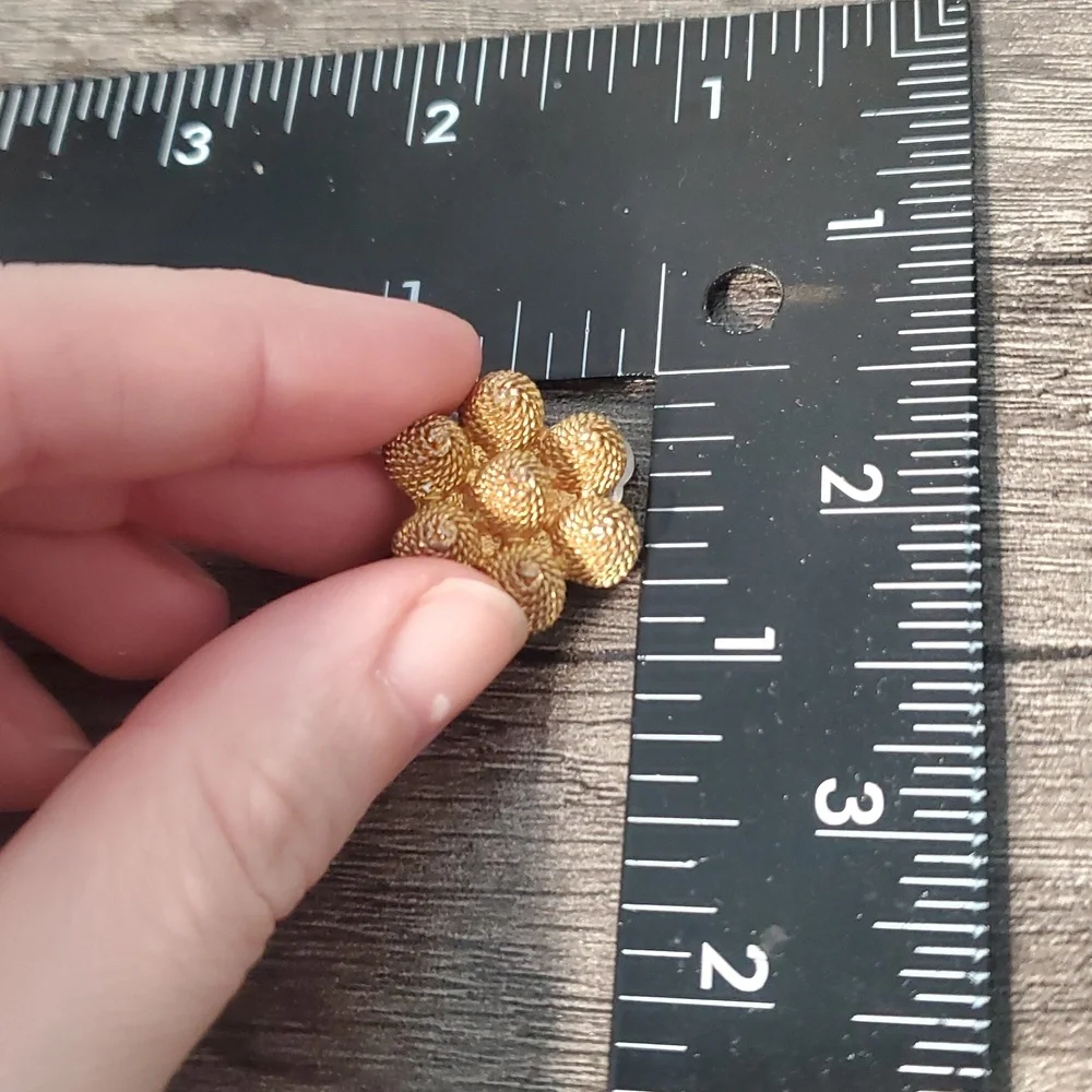 Elegant Gold Tone Flower Clip On Earrings E507